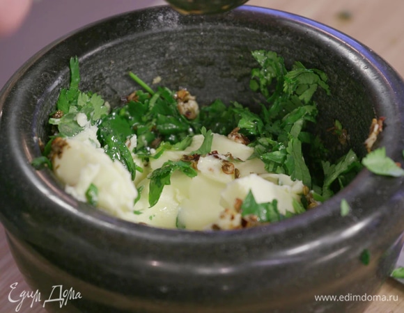 Добавить в ступку сливочное масло.