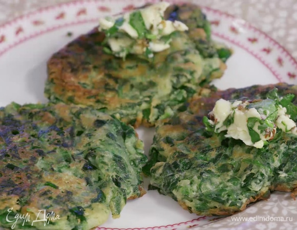 Выложить оладьи на тарелку и дополнить сверху пряным сливочным маслом.