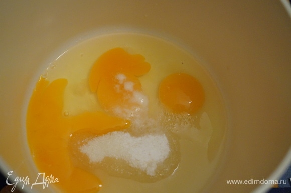 Разбейте яйца в миску, добавьте сахар, ванилин, кефир или сметану, соду, гашенную в уксусе.