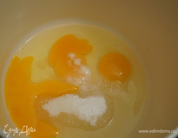Разбейте яйца в миску, добавьте сахар, ванилин, кефир или сметану, соду, гашенную в уксусе.