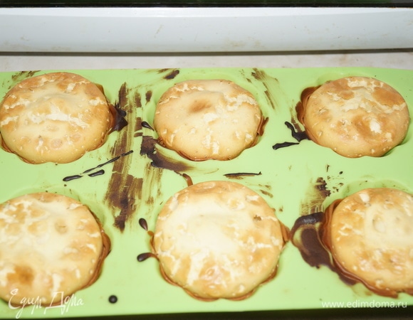 Когда корзиночки зарумянились, проверьте зубочисткой, готовы ли они внутри. Зубочистка, после того как ею проткнете корзиночку, должна быть сухой и чистой.