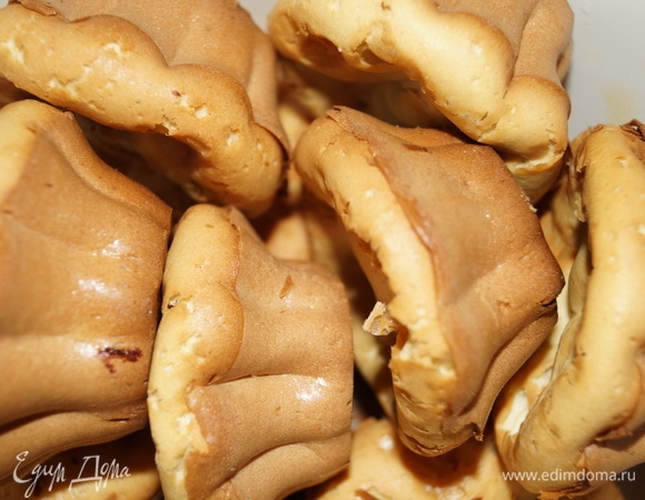 Вот корзиночки готовы. Дайте им немного остыть. Выньте корзиночки из формы (они прекрасно извлекаются), уложите их на блюдо.