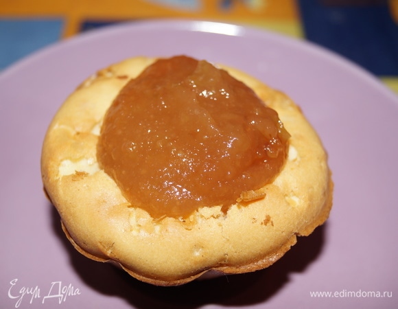 Середину корзиночки вырежьте острым ножом и кладите любую сладкую начинку: мягкий сыр или крем. У меня повидло. Вкусно с чаем.