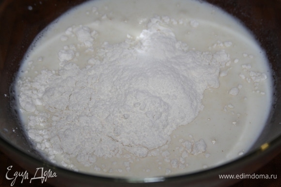 Греем молоко, добавляем соль, сахар, крошим дрожжи и добавляем 3 ст. л. муки от общего объема.