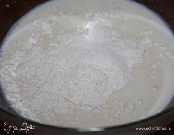 Греем молоко, добавляем соль, сахар, крошим дрожжи и добавляем 3 ст. л. муки от общего объема.