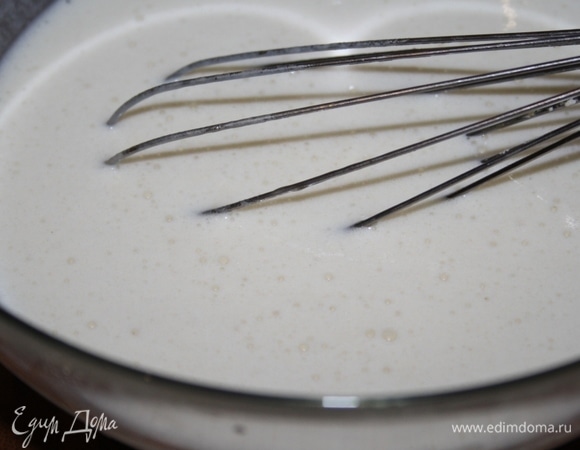 Добавляем растопленное сливочное масло и яйцо, размешиваем.