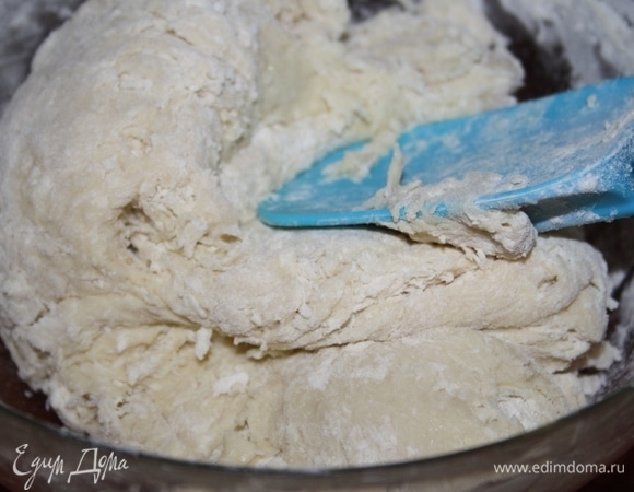 Постепенно всыпая муку, замешиваем тесто. Я сначала мешаю силиконовой лопаткой, а когда консистенция станет гуще, вымешиваю на столе руками.