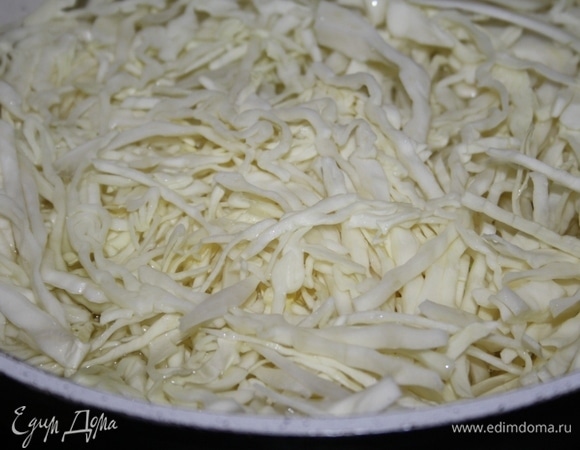 Капусту режем, заливаем 3 стаканами кипятка и припускаем 2–3 минуты.