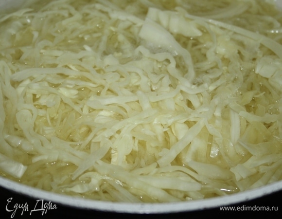 Капуста обмякла, нужно слить воду и немного остудить.