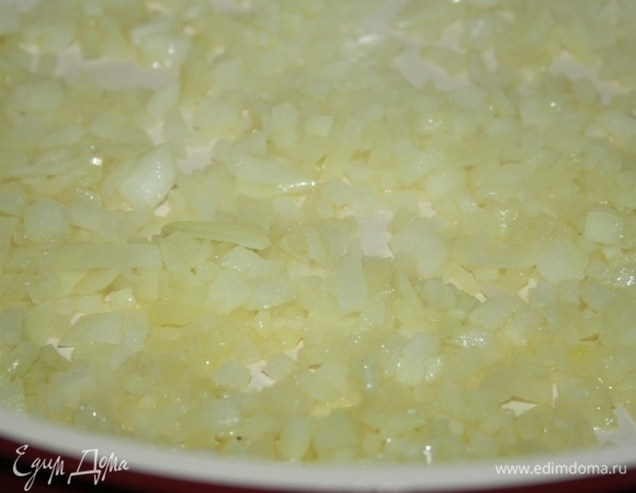 На сковороде топим 30 г сливочного масла. Лук мелко рубим, обжариваем на небольшом огне до прозрачности.