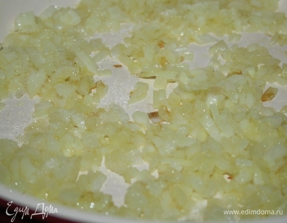 Когда лук стал мягким, посыпаем сахаром и немного солим. Убавляем огонь до минимума.