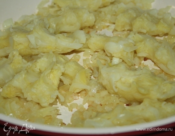 Сильно отжимаем капусту от влаги и комочки выкладываем в сковороду.