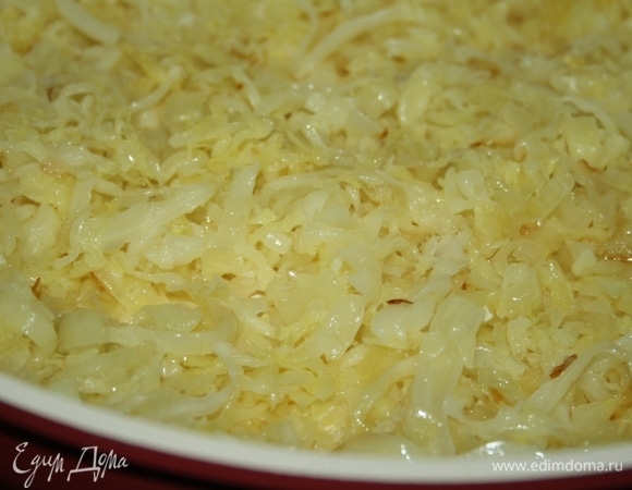 Вот такая янтарная получается капустная начинка, ни в коем случае не пробуйте, иначе оглянуться не успеете, как половина начинки исчезнет.