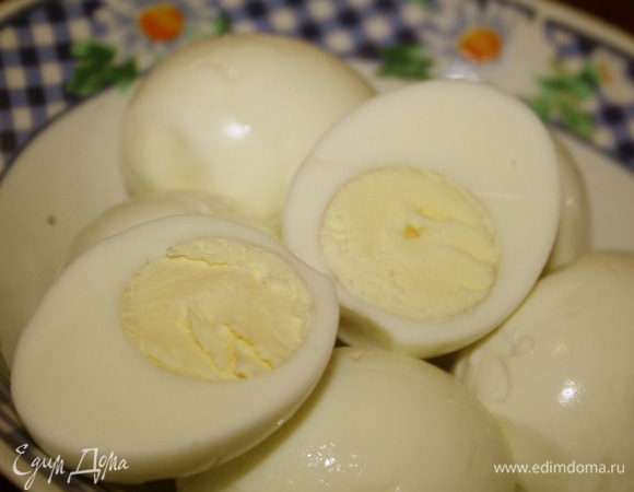 Яйца варим вкрутую. Знаете, как правильно сварить яйца, чтоб желток не был голубым по контуру? Для тех, кто не знает, расскажу. Складываем в кастрюлю, заливаем холодной водой, доводим до кипения, выключаем и даем постоять 5 минут в кипятке, сливаем кипяток, заливаем холодной водой и сразу чистим.