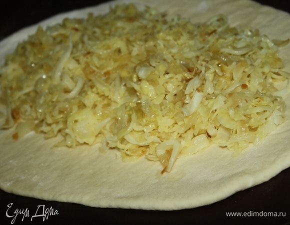 Тесто делим на 2 части (немного оставляем для украшения). Раскатываем 1 часть, выкладываем начинку.