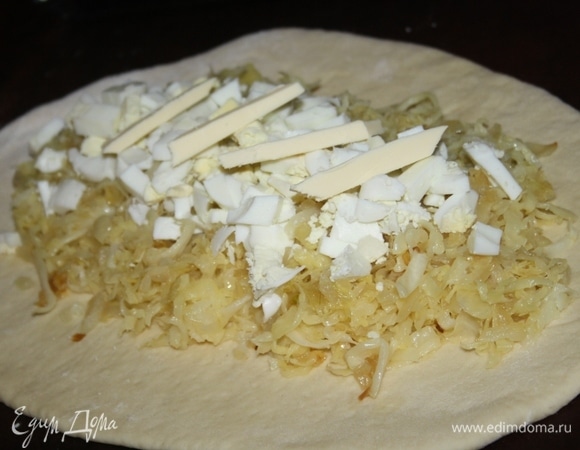 Сверху кладем рубленые яйца и кусочки оставшегося сливочного масла.