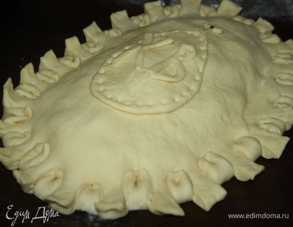 Раскатываем 2 часть, накрываем, скрепляем края. Украшаем в пасхальной тематике.