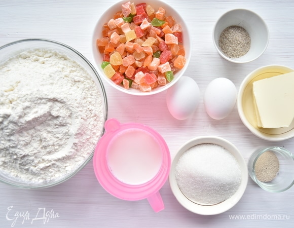 Подготовить продукты для приготовления пасхальных веночков: муку, молоко, сахар, соль, дрожжи быстродействующие, цукаты, яйца, сливочное масло, ванильный сахар.