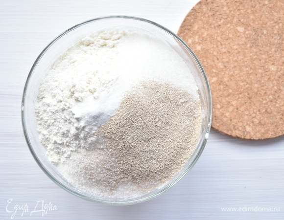 Муку дважды просеять, добавить сахар, соль, дрожжи. Перемешать.