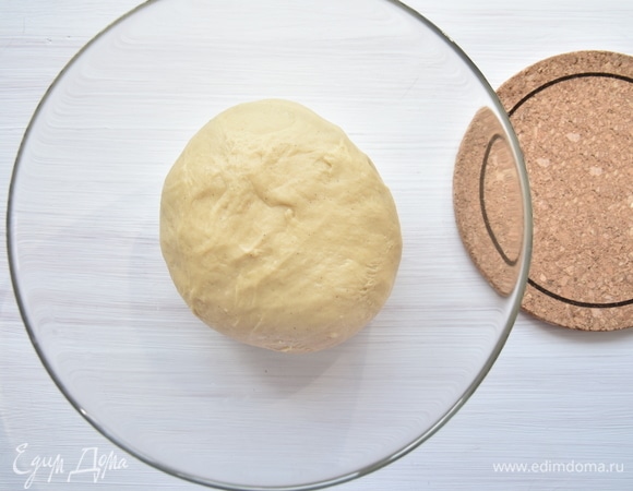 В тесто частями ввести мягкое сливочное масло. Готовое тесто положить в посуду и накрыть пленкой или салфеткой. Оставить на час для подъема.