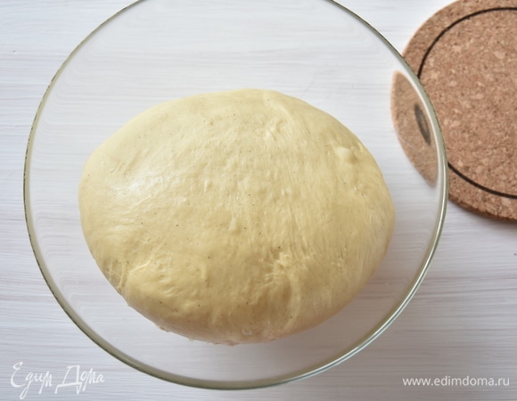 Поднявшееся тесто дважды обмять.