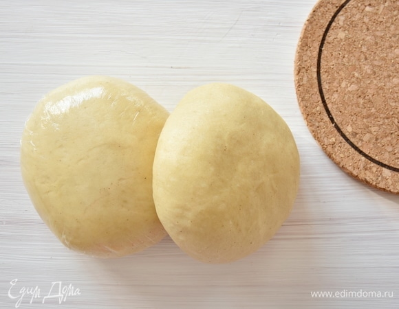 Разделить тесто на две равные части. Одну из них завернуть в пленку и отправить в холодильник ожидать своего часа.