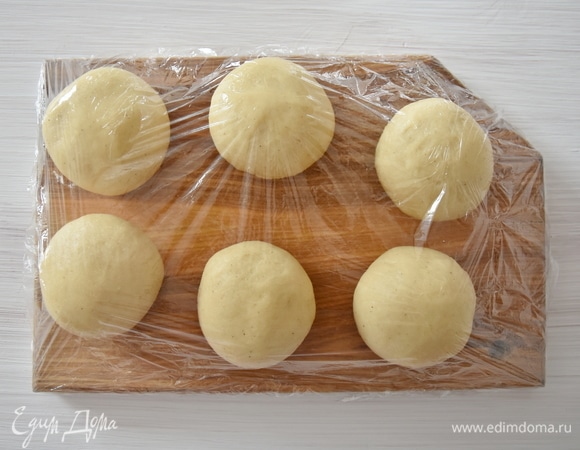 Оставшуюся часть разделить на 6 частей массой 80–82 г. Подкатать шарики, сложить на поверхность, накрыть пленкой и оставить отдыхать на 15 минут.