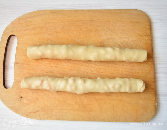 Свернуть тесто с начинкой в рулет.