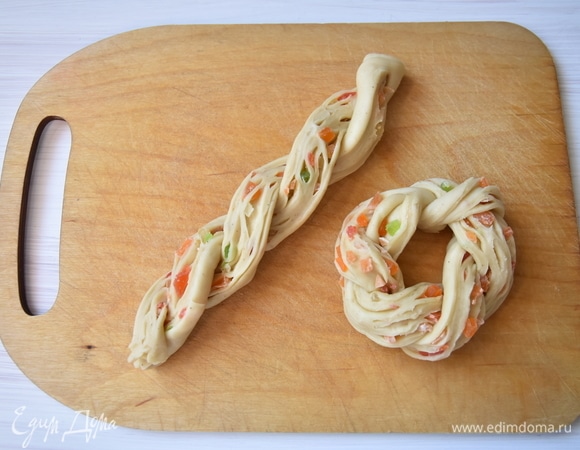 Получившиеся концы свернуть между собой в жгут и сформировать кольцо, закрепив концы. Для надежности можно скрепить концы деревянными зубочистками. Аналогично поступить со второй частью теста (из холодильника).