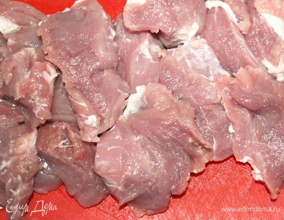 Телятину промыть, обсушить бумажными полотенцами. Крупно нарезать.