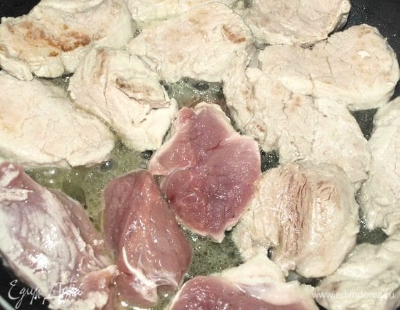 В сковороде разогреть сливочное и растительное масло, обжарить мясо.