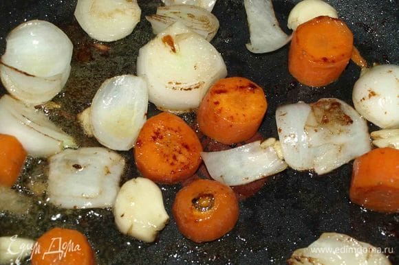 Лук, чеснок и морковь очистить. Морковь и лук крупно нарезать. Чеснок раздавить ножом. Обжарить овощи на сковороде, где жарили телятину.