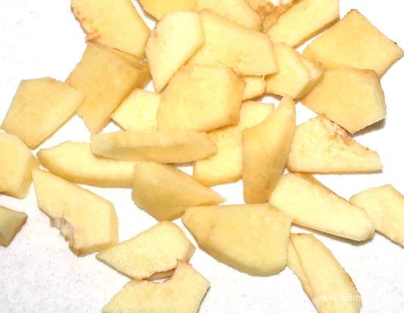 Айву очистить и нарезать.