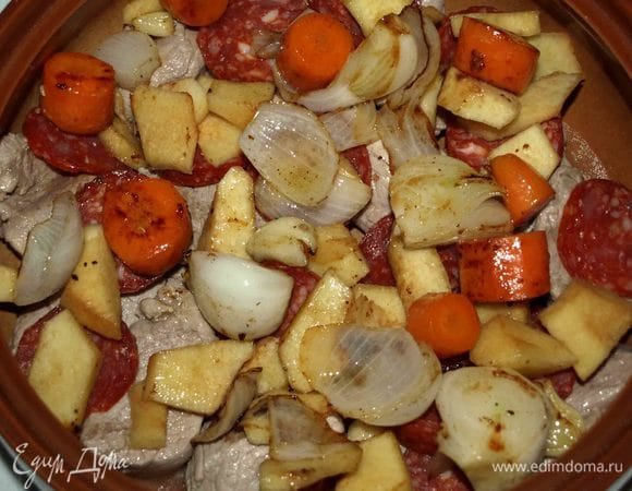 В жаропрочную посуду выкладываем телятину, чоризо, обжаренные овощи и айву. Закрываем крышкой и отправляем на 40 минут в заранее разогретую до 180°C духовку.