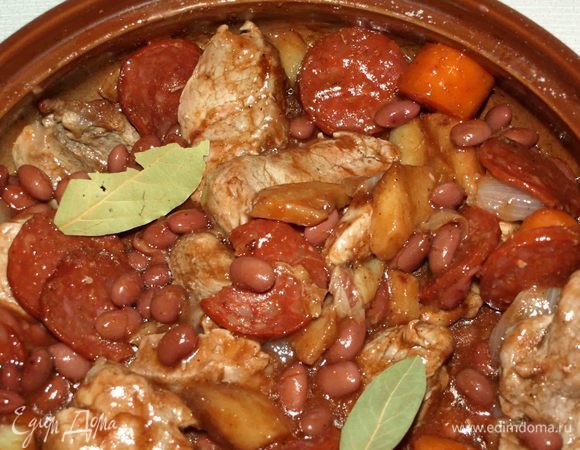 Достать готовое мясо из духовки. Даем блюду постоять 10 минут, и можно подавать к столу.