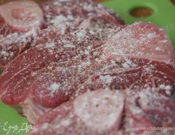 Мясо слегка посолить, поперчить и посыпать со всех сторон мукой.