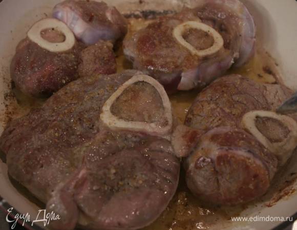 Разогреть в тяжелой сковороде 1‒2 ст. ложки оливкового и сливочное масло и обжарить мясо с двух сторон до появления золотистой корочки.