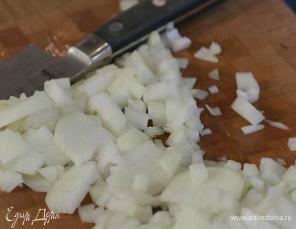 Лук почистить и крупно порезать.