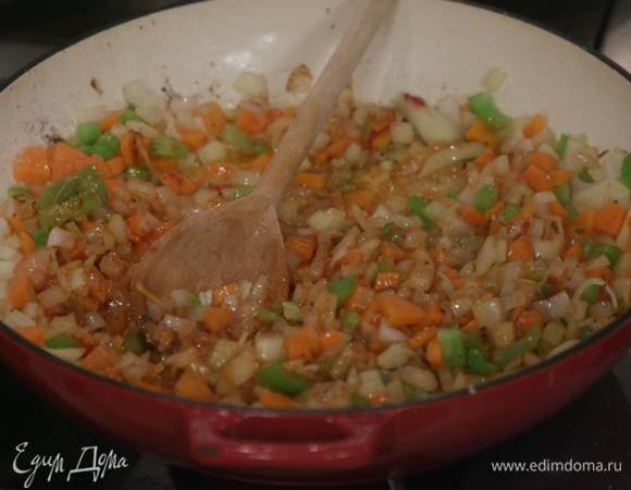 Обжаренное мясо переложить на тарелку, а в сковороду, где оно жарилось, влить еще пару ложек оливкового масла и немного обжарить лук и морковь, затем добавить сельдерей, томатную пасту и лавровые листья, все посолить поперчить и перемешать.