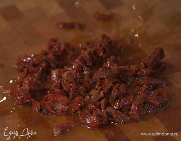 Вяленые помидоры мелко порезать, добавить в сковороду с овощами, и, помешивая, обжарить.
