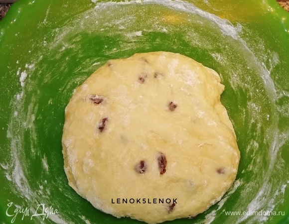 Тесто. В опару добавляем растопленное сливочное масло, яйца, сахар, ванильный сахар, соль, водку, изюм. Все перемешиваем. Постепенно добавляем муку. Оно не должно быть крутым и не должно прилипать к рукам. Накрыть полотенцем и оставить на 1,5 часа.