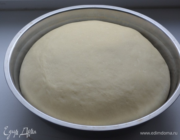 К опаре добавить 1 яйцо, растопленное сливочное масло, муку и соль. Вымесить тесто и оставить для подъема примерно на 1 час. Тесто обмять и убрать на второй подъем.