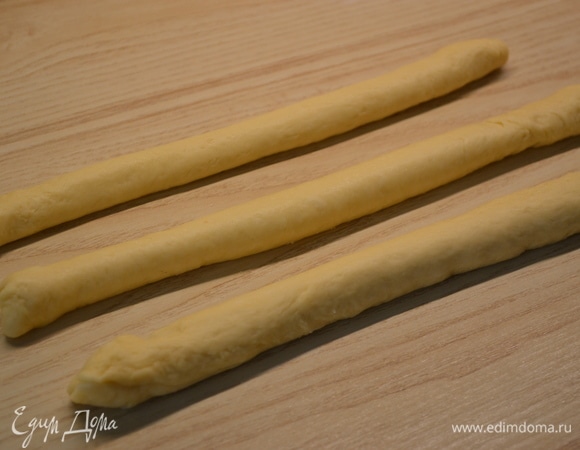 Защипнуть края, слегка прокатать. Должны получиться жгуты.