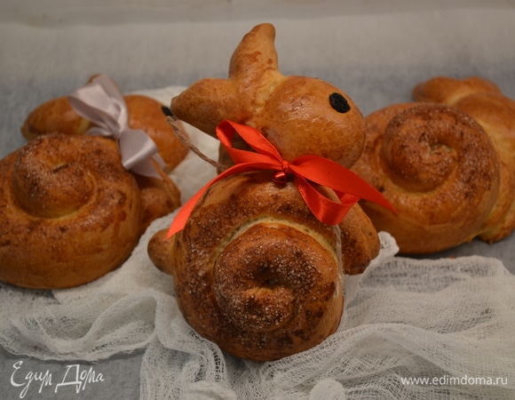 Накрываем булочки полотенцем и даем остыть.