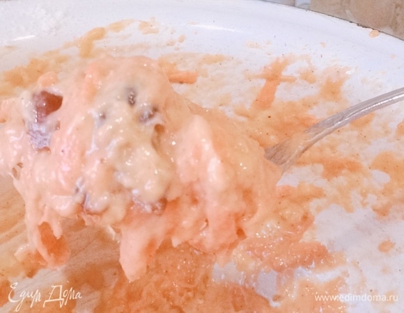 Руками или вот так ложкой укладываем печенье угодного вам размера на противень, застеленный пекарской бумагой.