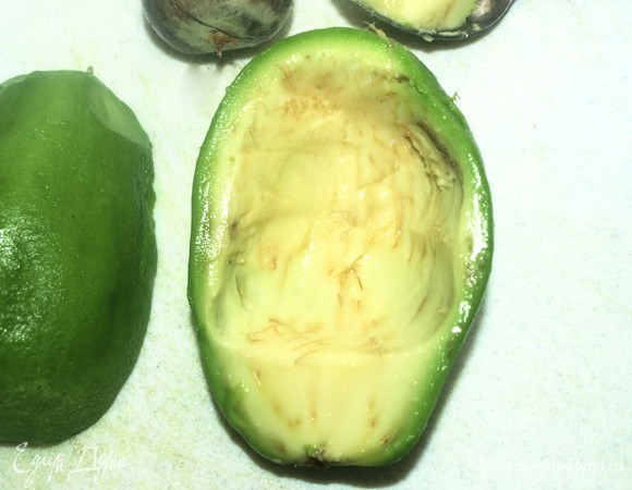 Готовим яйца. Пока яйца варятся, займемся авокадо. Авокадо очистить. Удалить косточку. Увеличиваем углубление в двух половинках, так чтобы вместилось яйцо.