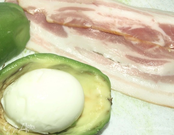 Варите яйца до необходимой вам готовности. Кому-то нравятся в мешочек, а кому-то — вкрутую. Яйцо очищаем и помещаем между двух половинок авокадо.