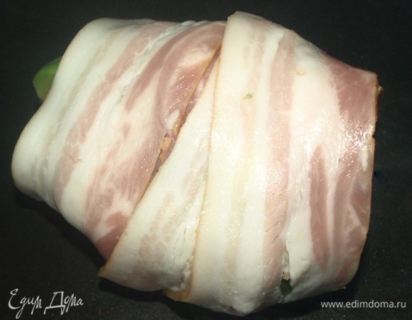 Оборачиваем авокадо беконом и обжариваем на горячей сухой сковороде со всех сторон. Степень обжарки бекона определяйте на свой вкус.