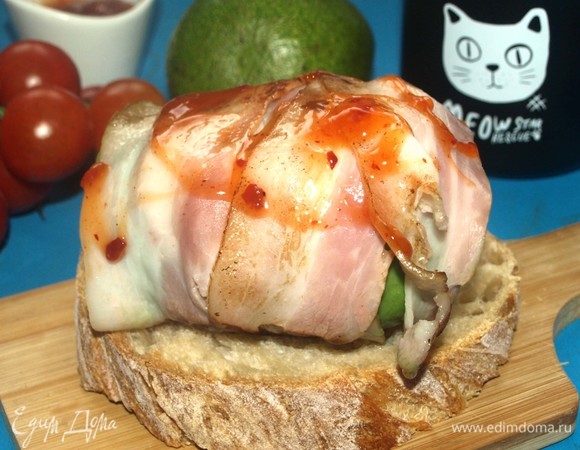 Смазываем соусом чили обжаренный бекон. Подаем к столу. Можно подать с овощами или на ломтике хлеба.