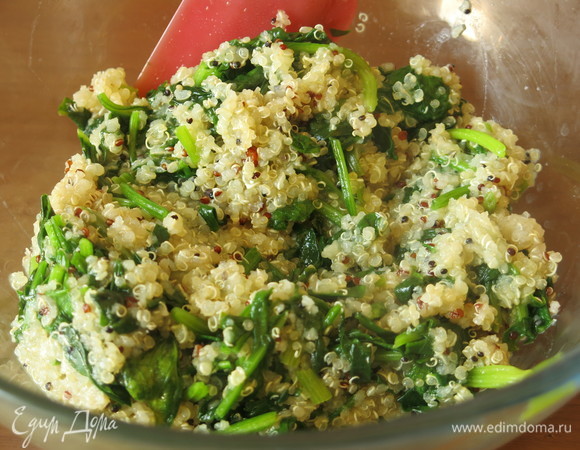 Соединяем отваренное киноа, шпинат.